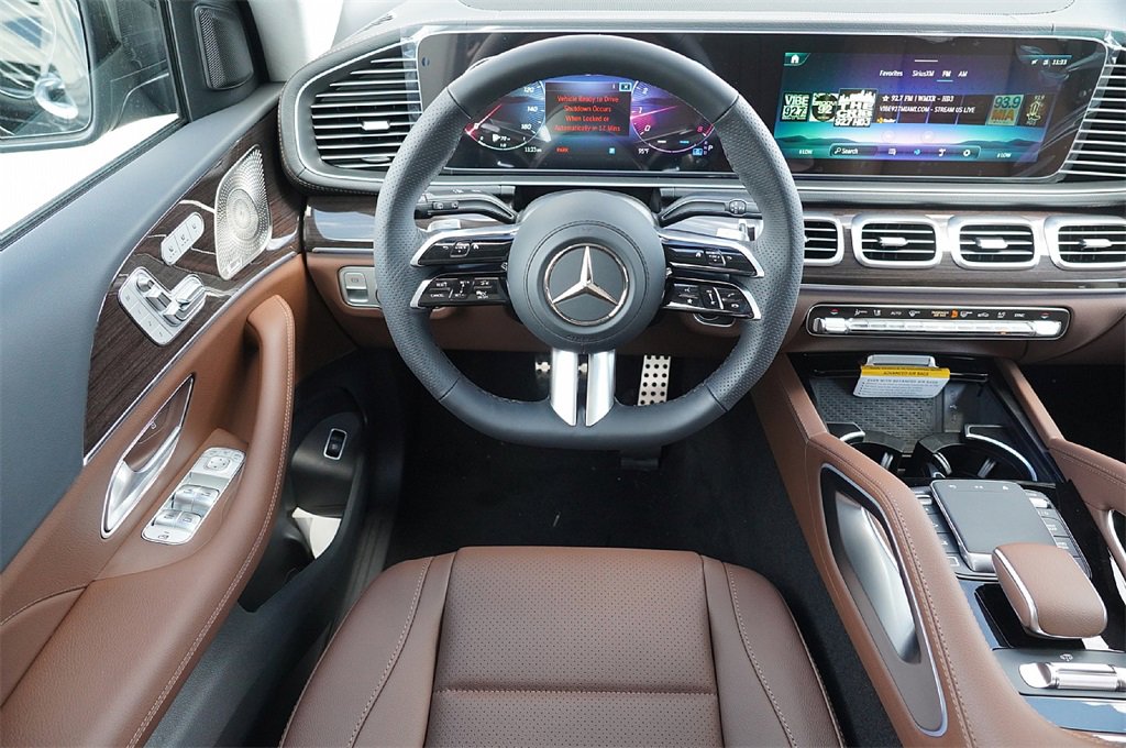2025 Mercedes Benz GLS 450 4MATIC photo 3