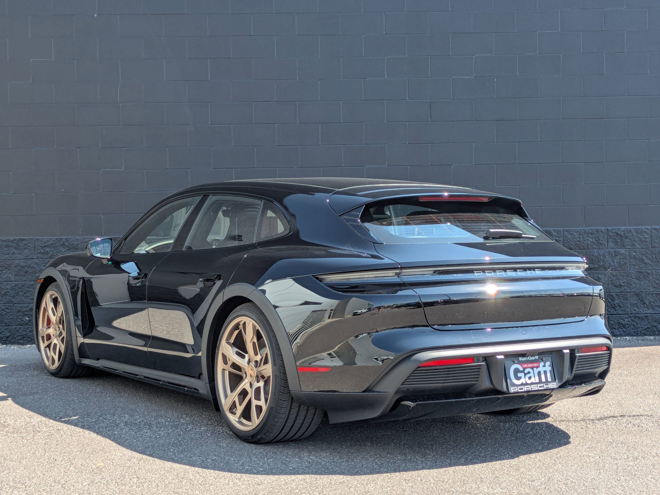 2025 Porsche Taycan 4S Cross Turismo photo 3