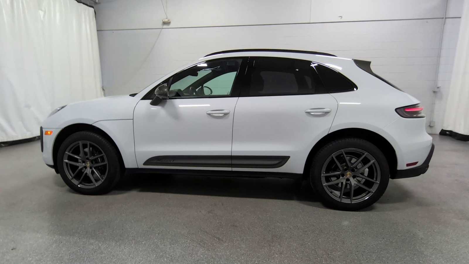 2025 Porsche Macan T photo 4