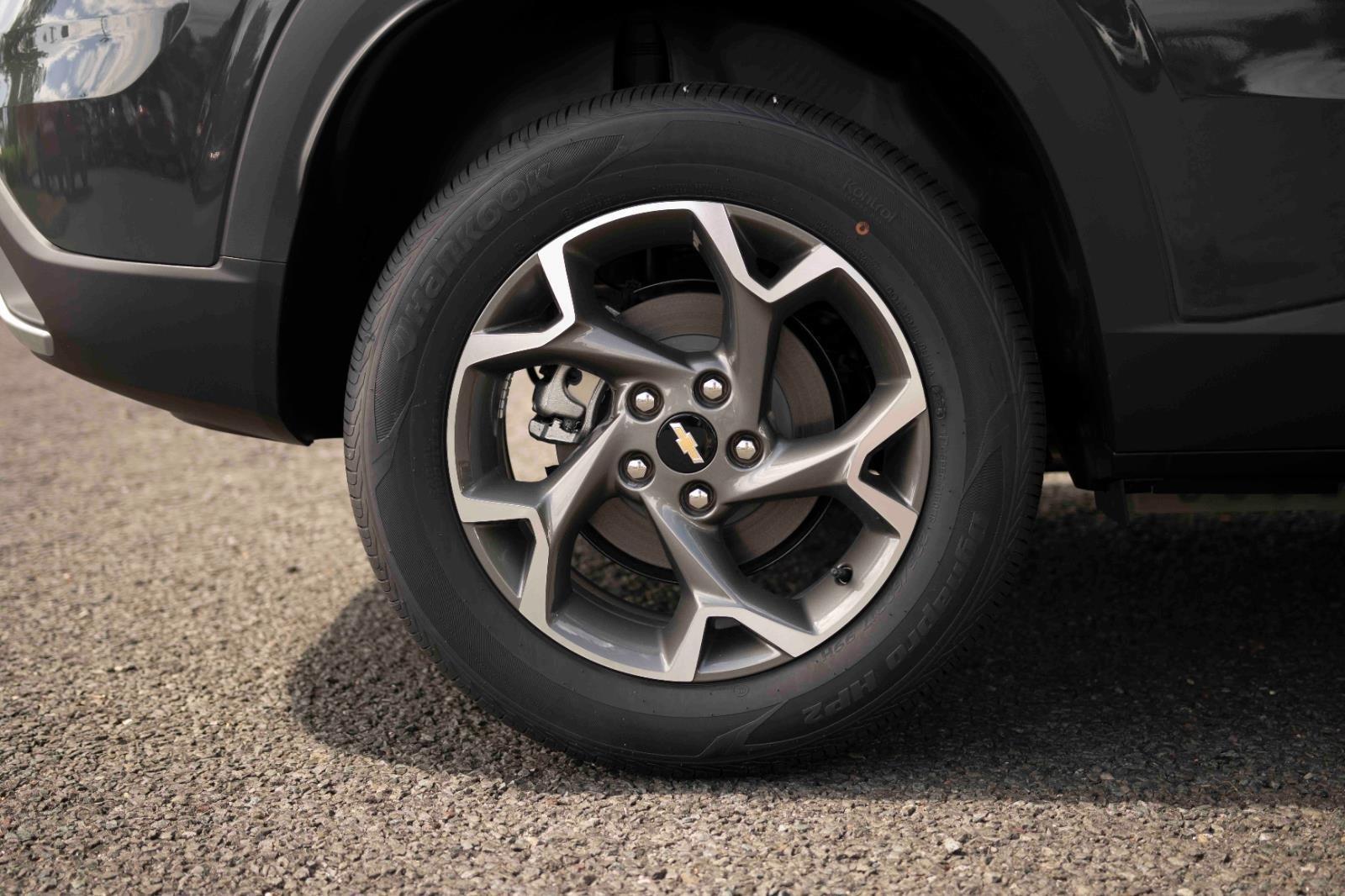 2025 Chevrolet Trax LT photo 9