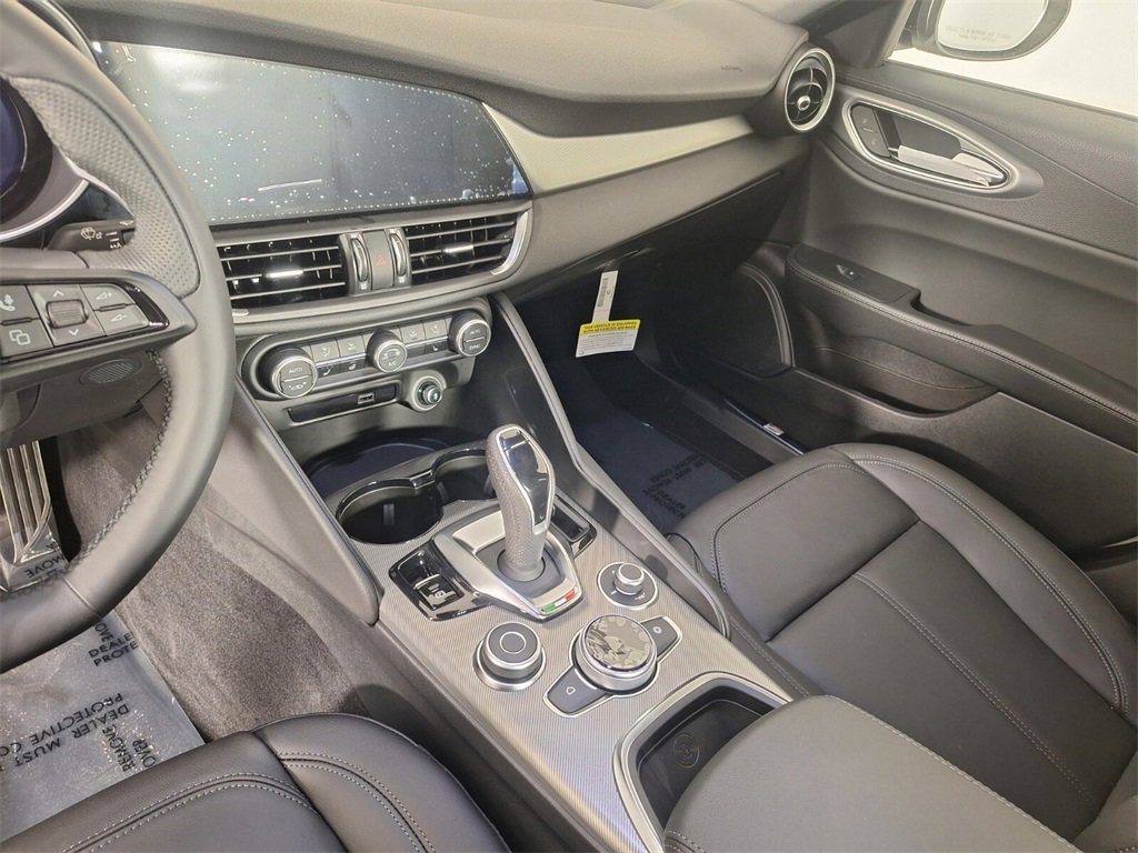 2025 Alfa Romeo Giulia Base photo 21