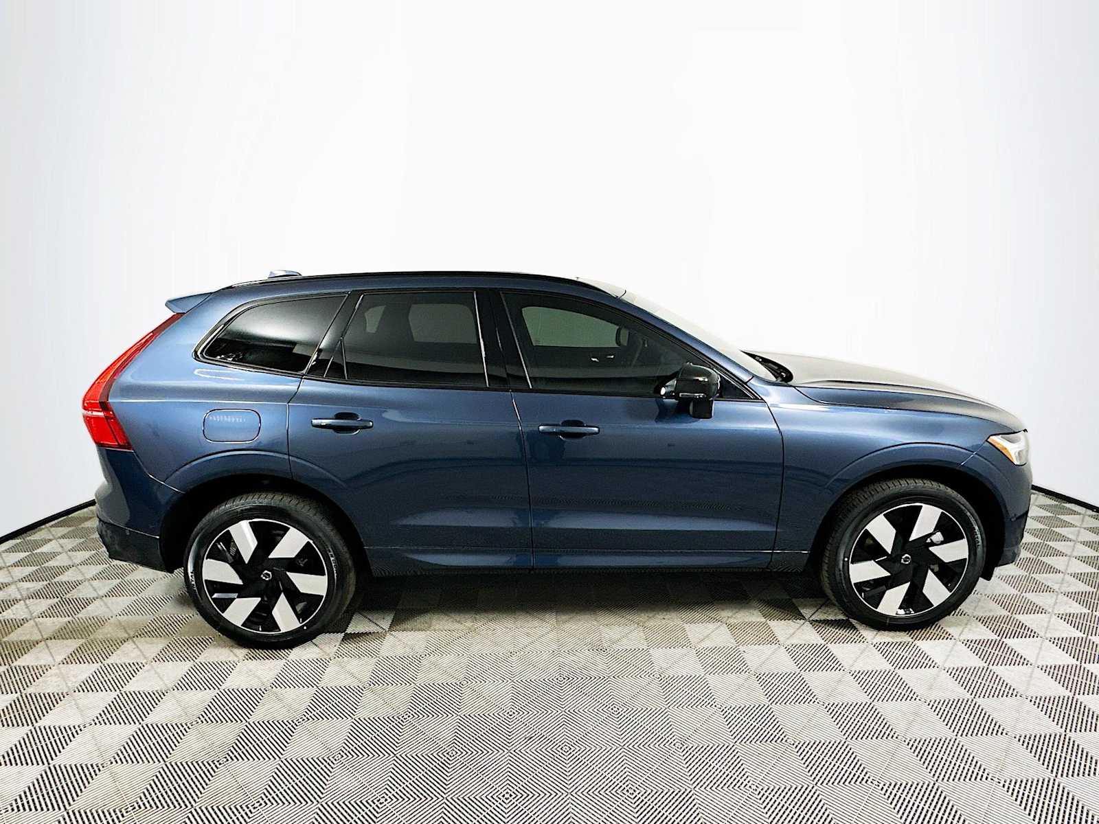 2025 Volvo XC60 T8 Plus photo 8