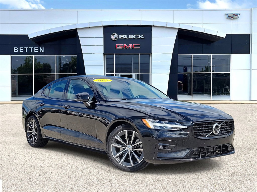 2022 Volvo S60 Momentum's photo