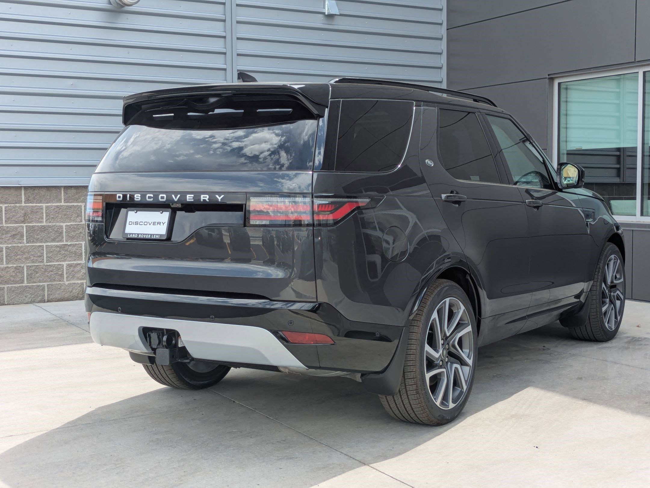 2025 Land Rover Discovery Metropolitan Edition photo 2