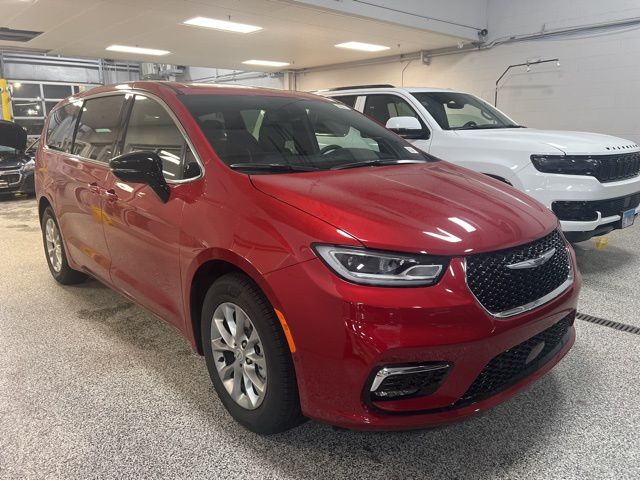 2026 Chrysler Pacifica Limited's photo