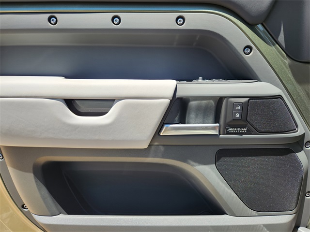 2025 Land Rover Defender 130 X-Dynamic SE photo 14