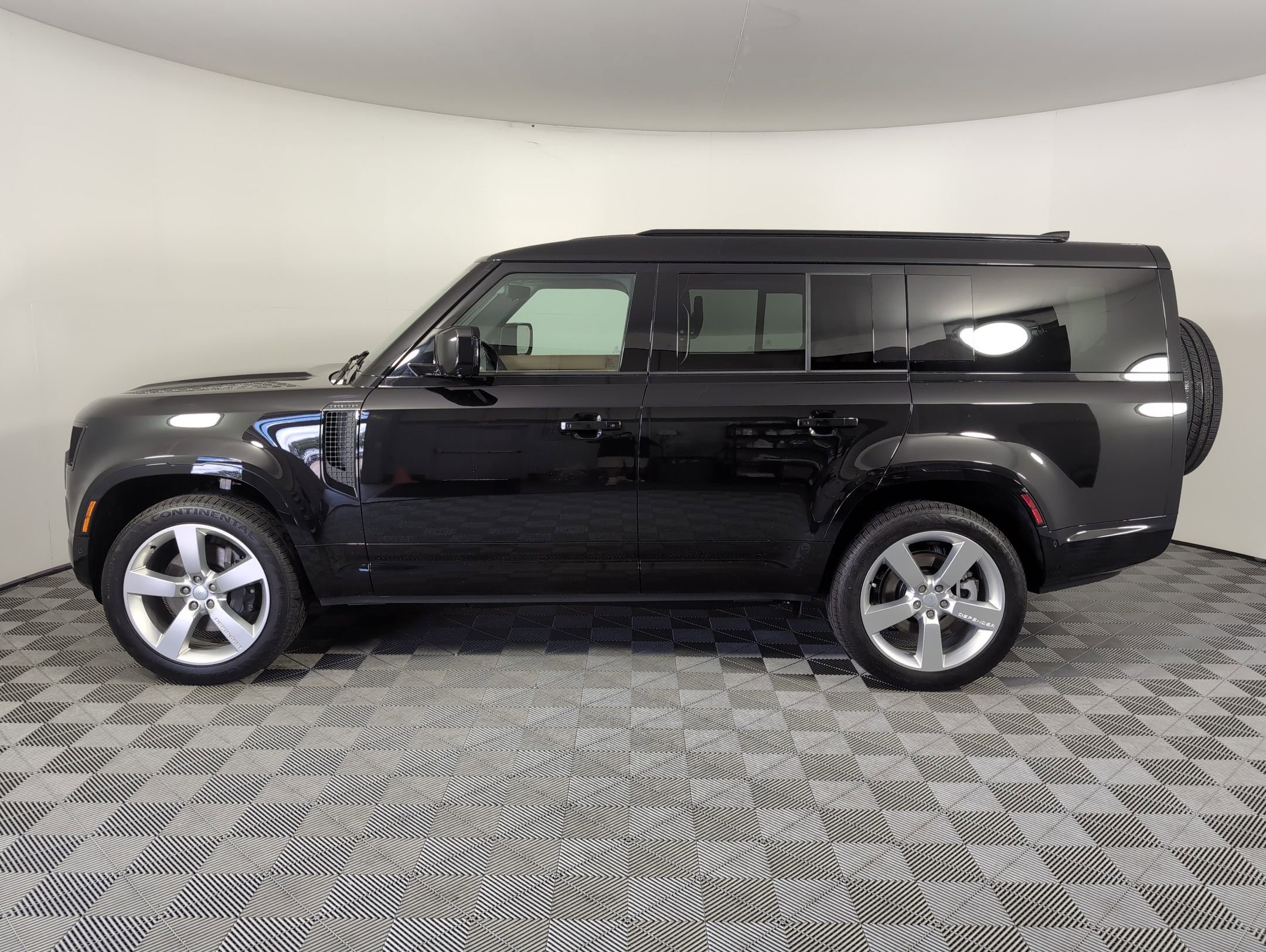 2025 Land Rover Defender 130 X-Dynamic SE photo 2