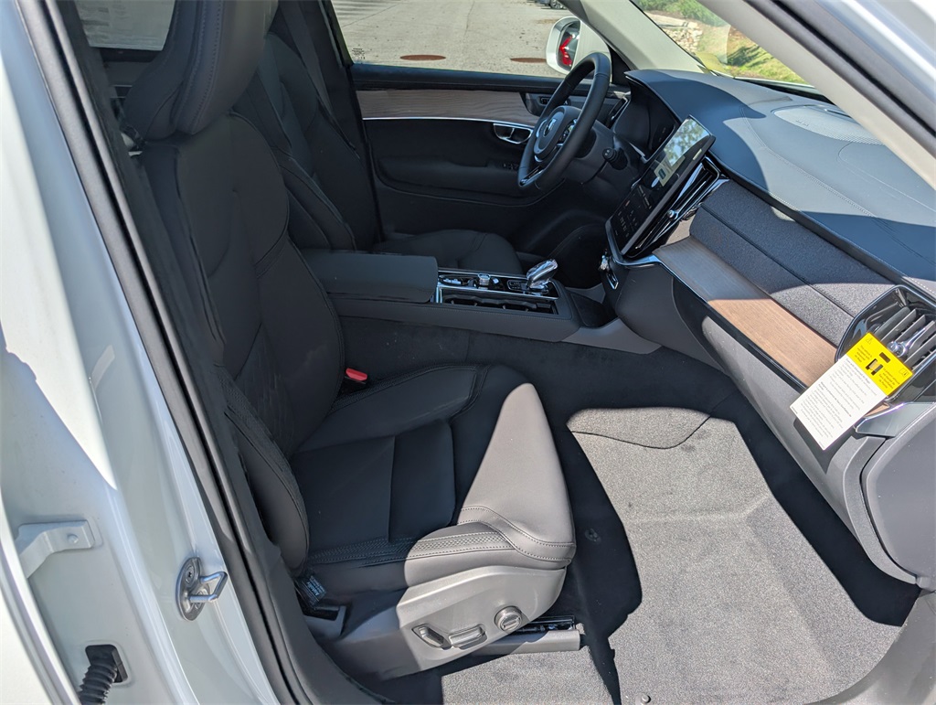 2025 Volvo XC90 T8 Plus photo 4