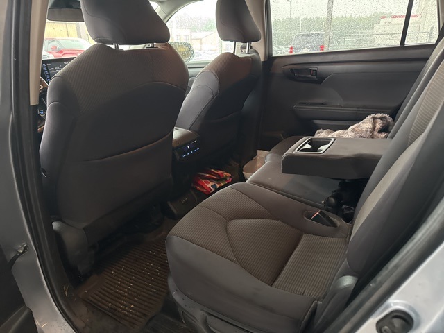 2022 Toyota Highlander LE photo 4