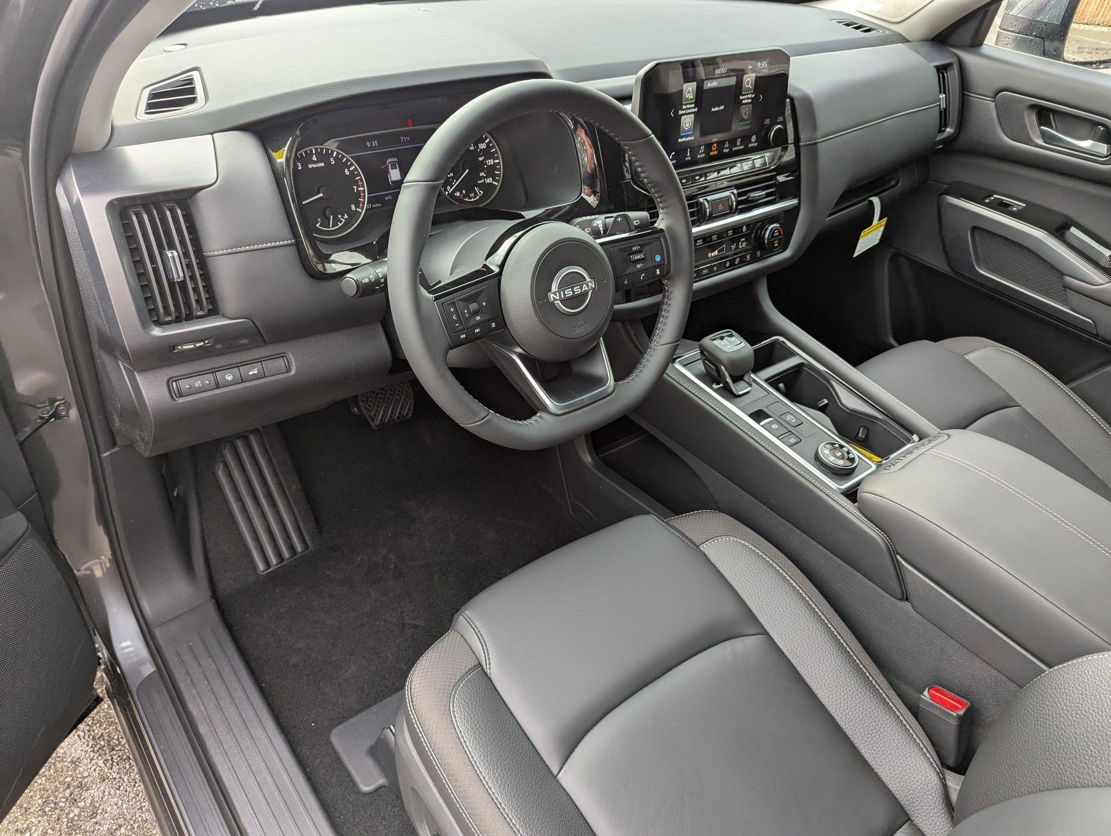 2025 Nissan Pathfinder SL photo 3