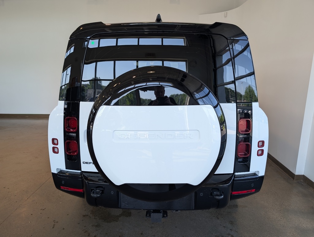 2025 Land Rover Defender 130 X photo 4