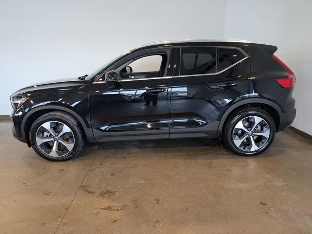 2025 Volvo XC40 Core photo 3