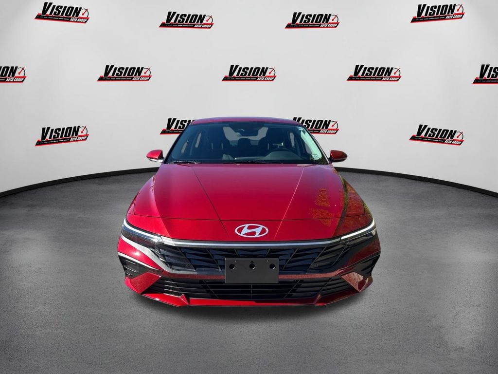 2025 Hyundai Elantra SE photo 2