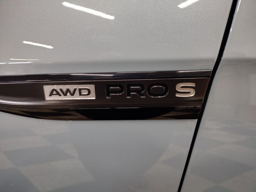 2025 Volkswagen ID.4 Pro Plus photo 6