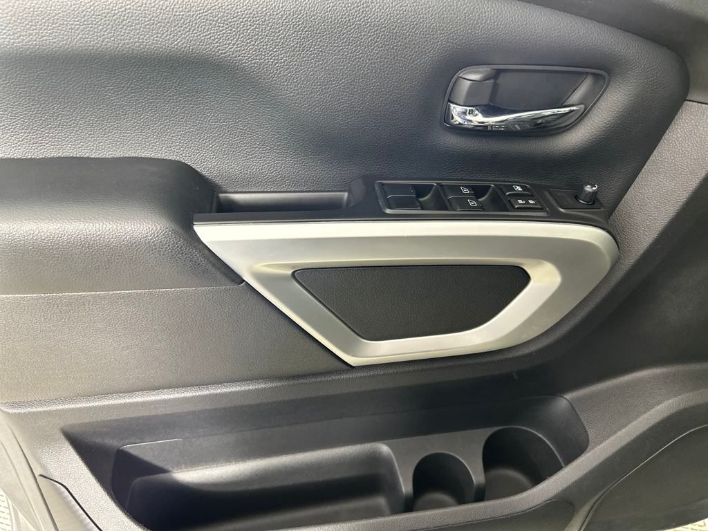 2021 Nissan Titan SV photo 12