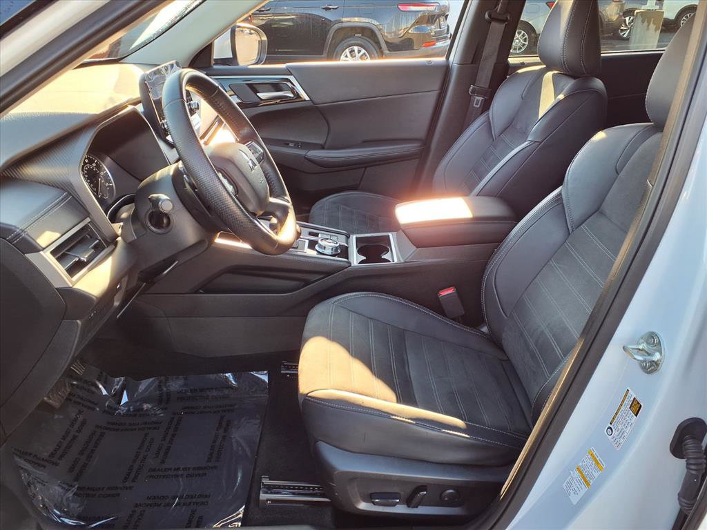 2024 Mitsubishi Outlander SE photo 2