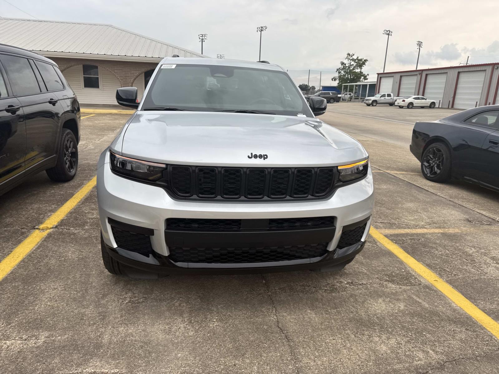 2025 Jeep Grand Cherokee Altitude X photo 2