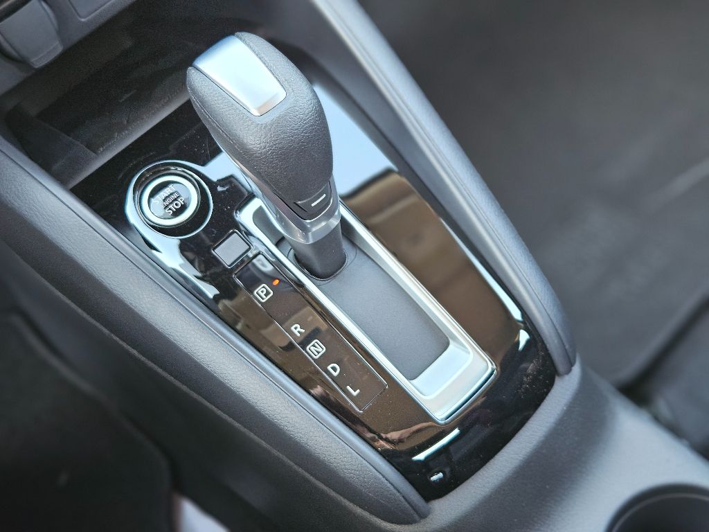 2025 Nissan Versa SR photo 20