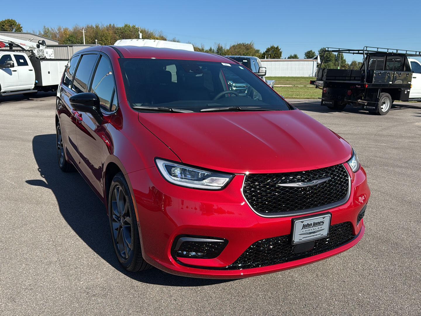 2026 Chrysler Pacifica photo 2