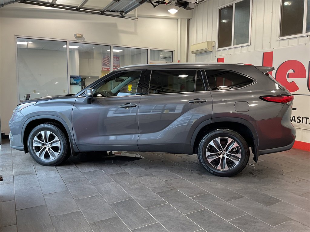 2022 Toyota Highlander XLE photo 3