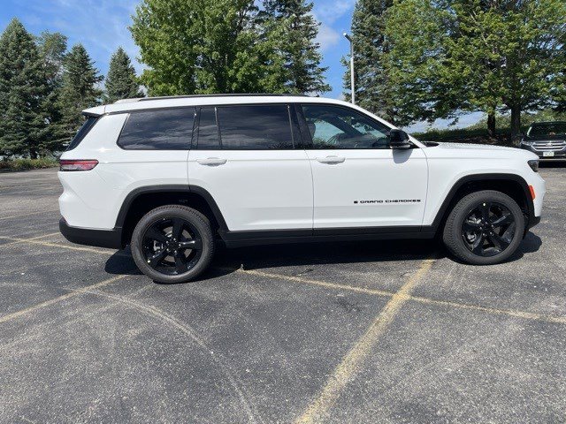 2025 Jeep Grand Cherokee Limited photo 3