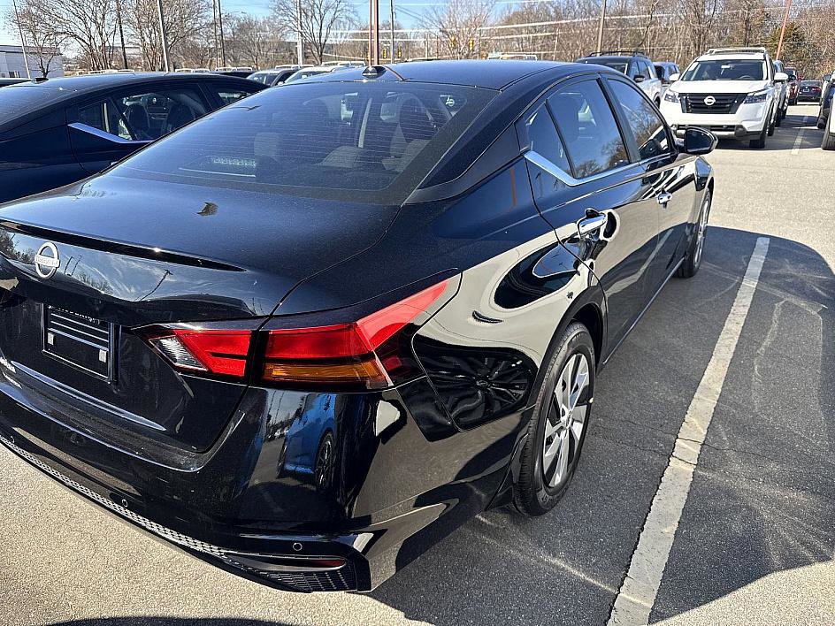 2025 Nissan Altima S photo 2