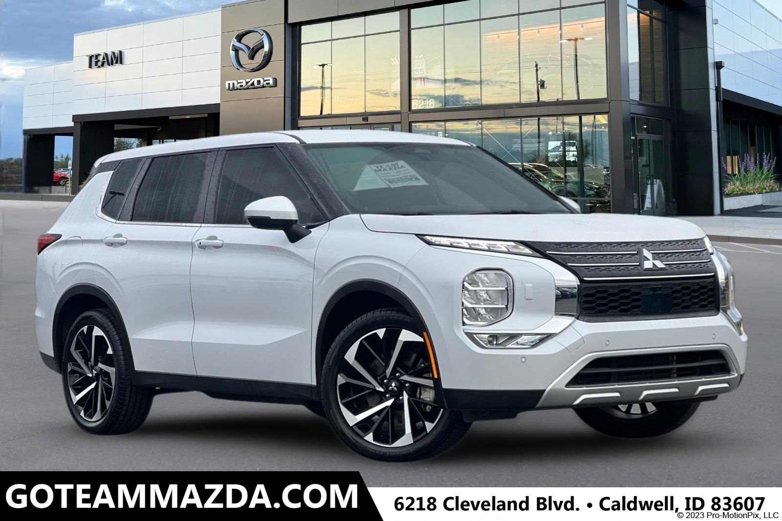 2024 Mitsubishi Outlander SE's photo