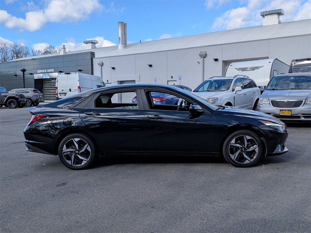 2023 Hyundai Elantra SEL photo 2