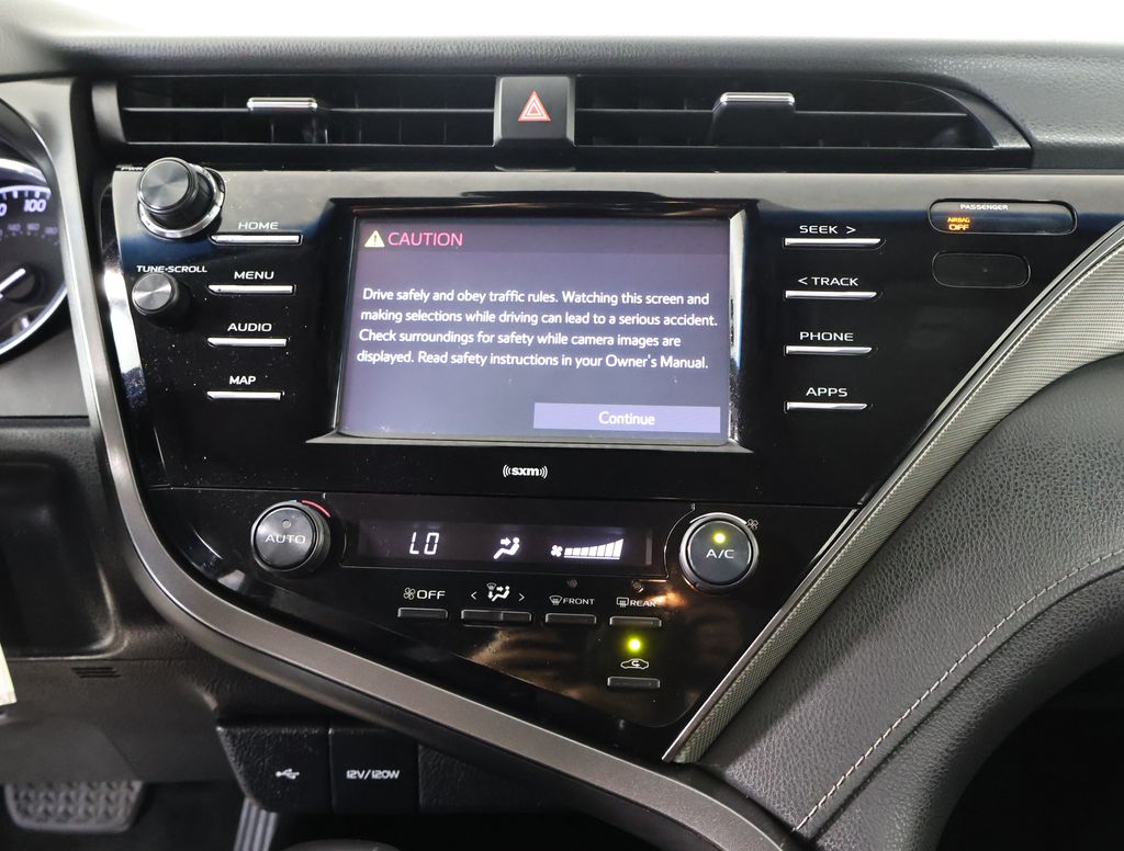 2020 Toyota Camry SE photo 10