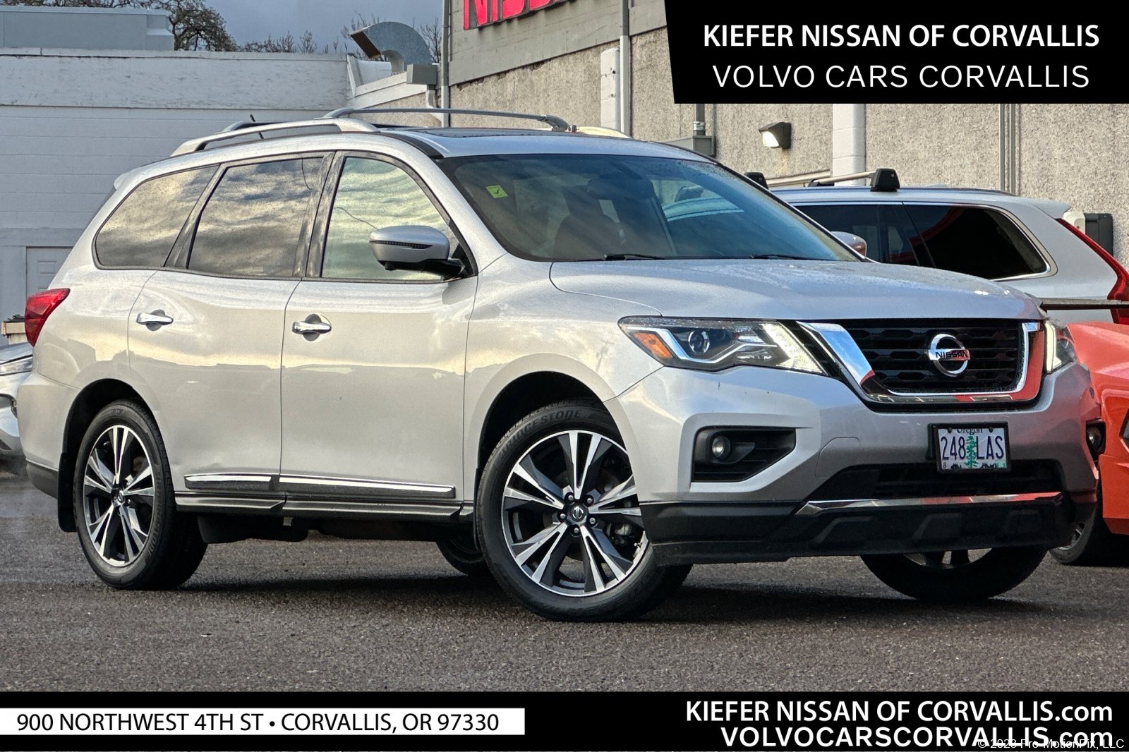 2018 Nissan Pathfinder Platinum's photo