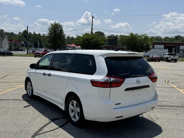 2020 Toyota Sienna L photo 7