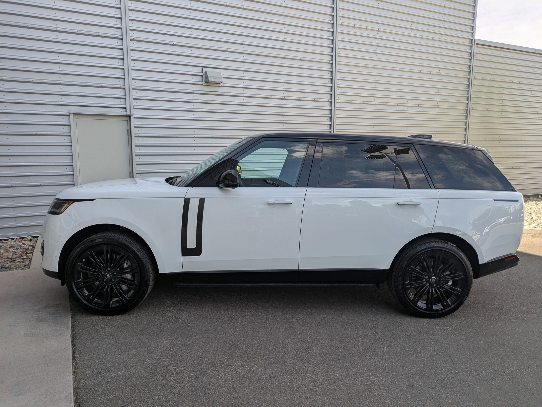 2025 Land Rover Range Rover SE photo 2
