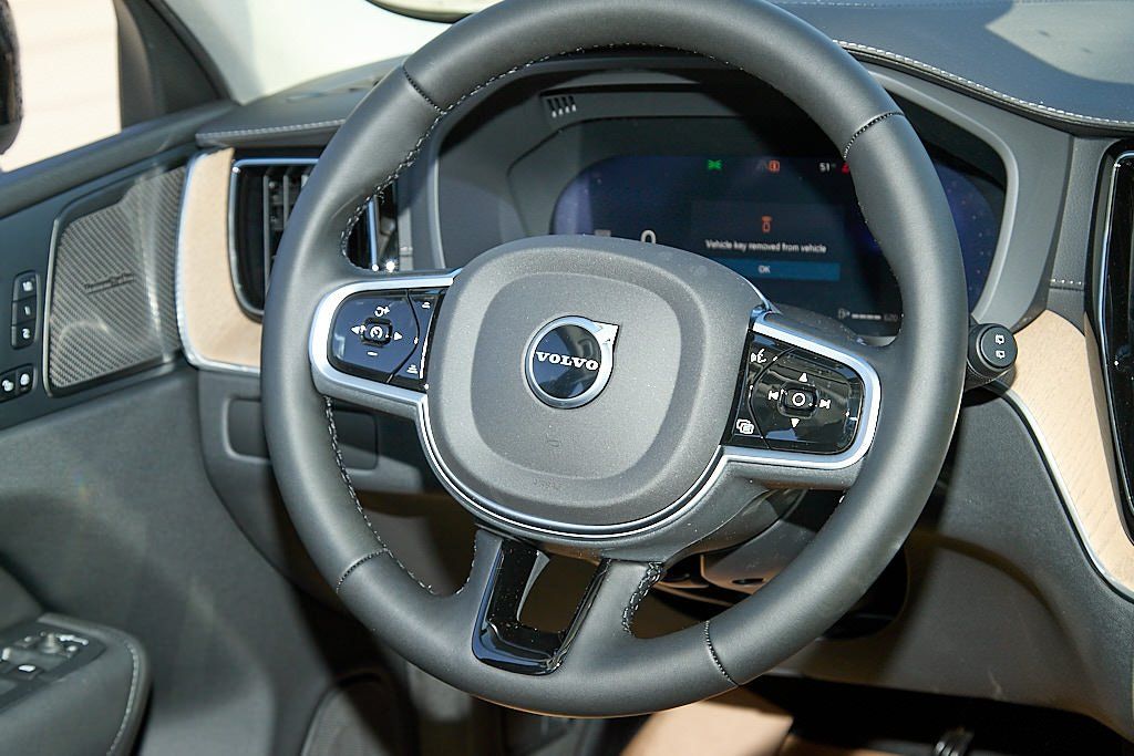 2026 VOLVO XC60 - Image 24