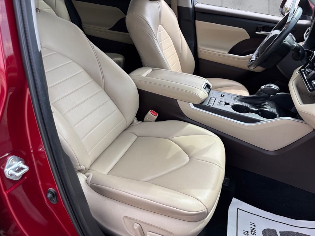 2021 Toyota Highlander XLE photo 12