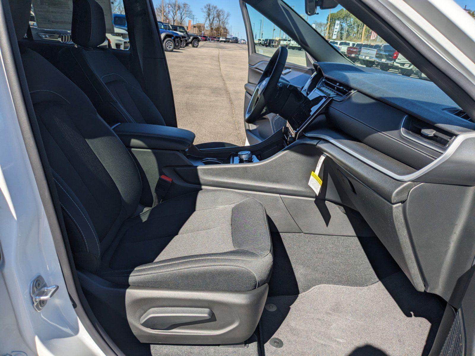 2025 Jeep Grand Cherokee Laredo X photo 15
