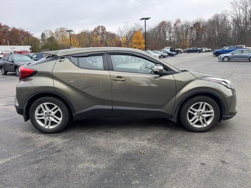 2021 Toyota C-HR LE photo 2