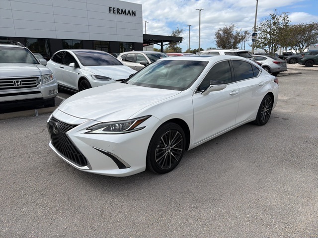 2025 Lexus ES 350's photo