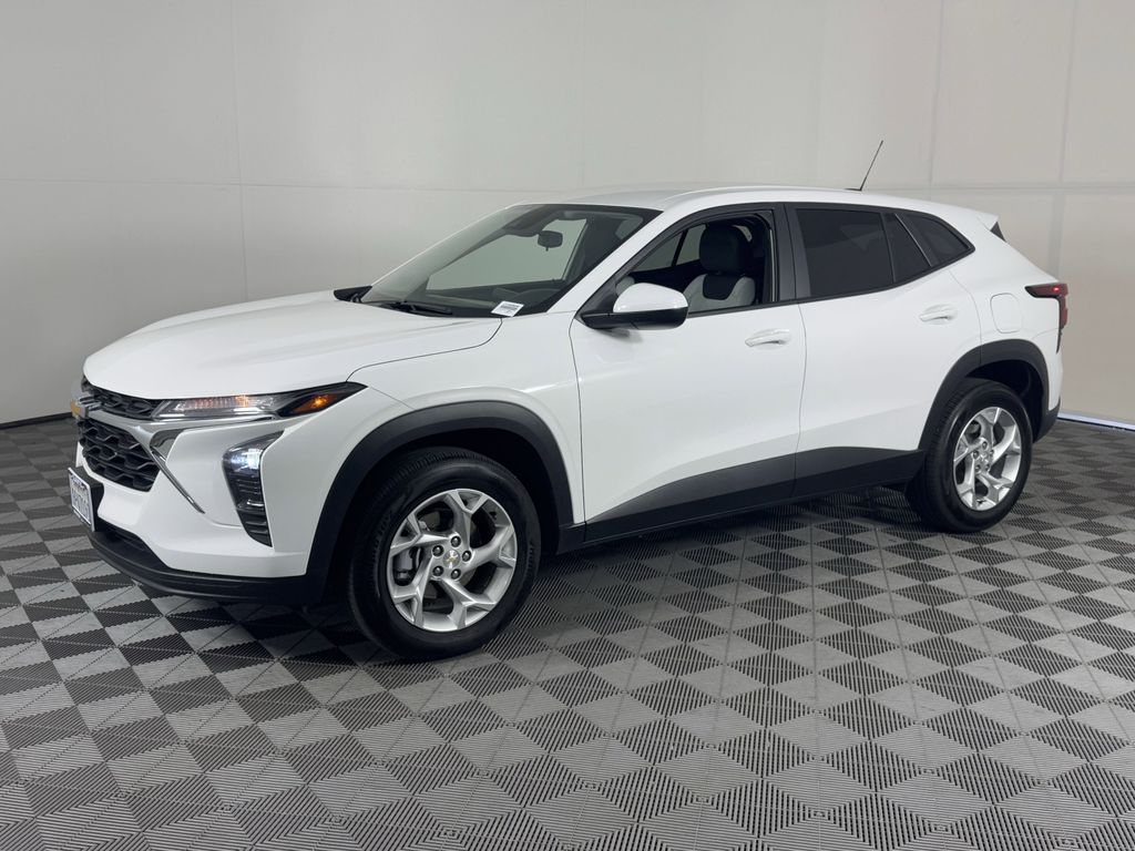 2024 Chevrolet Trax LS photo 8