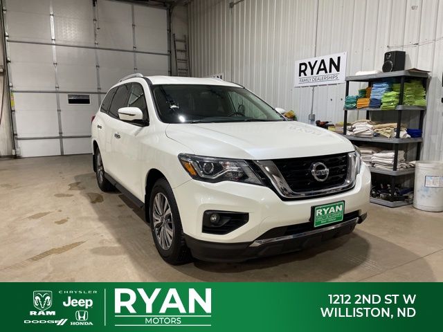 2018 Nissan Pathfinder SV's photo