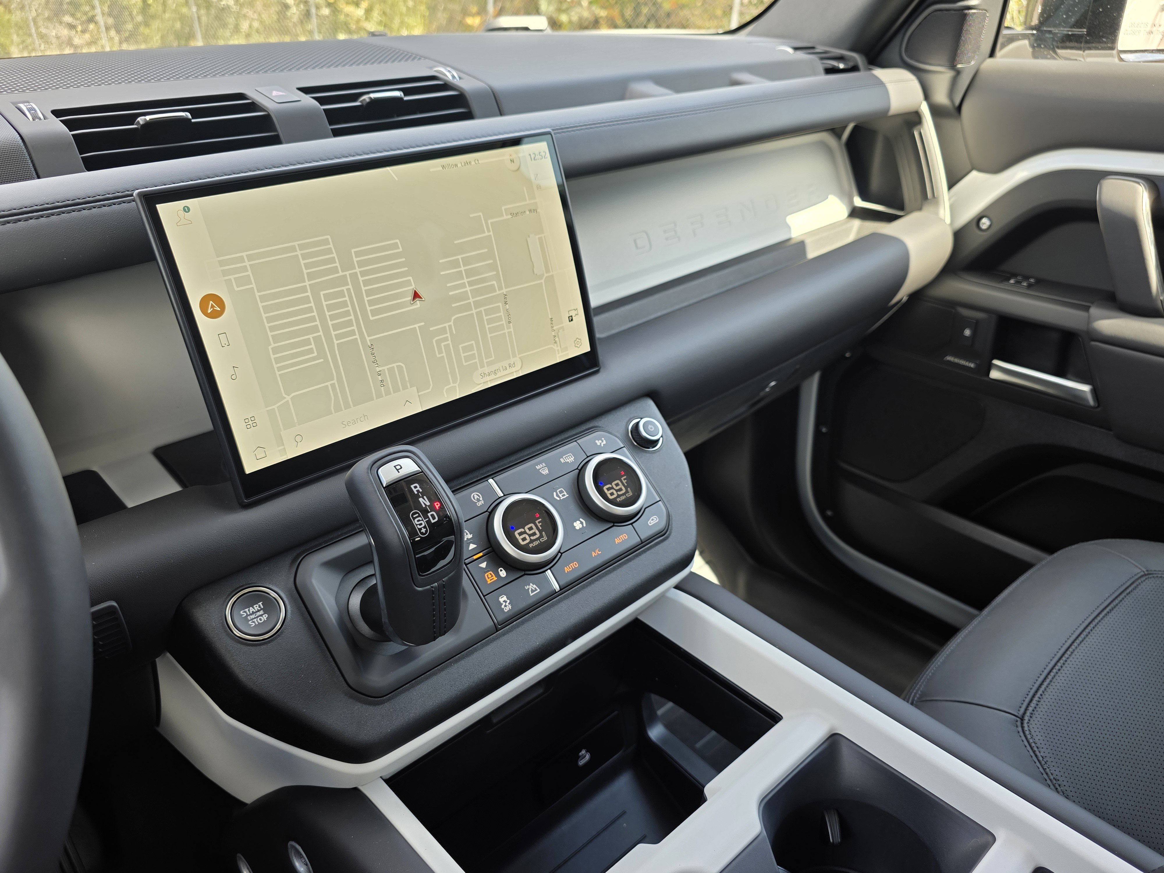 2025 Land Rover Defender 130 S photo 4