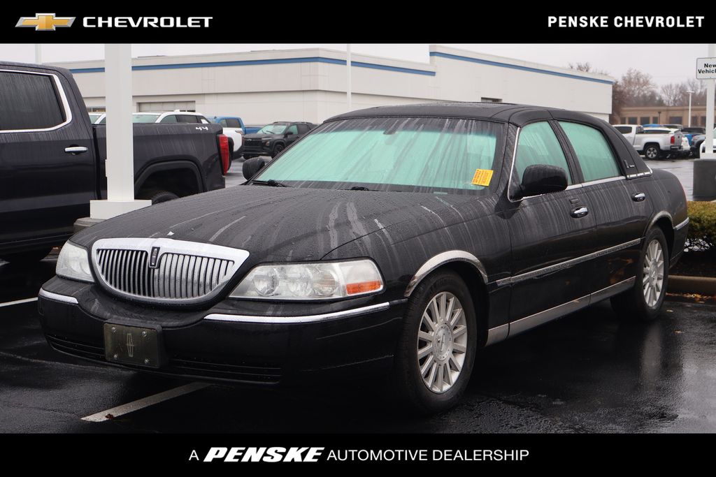2004 Lincoln Town Car Signature's photo
