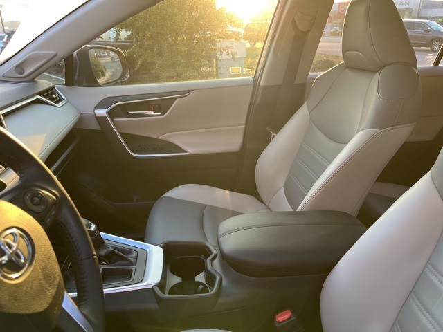 2019 Toyota RAV4 XLE Premium photo 9