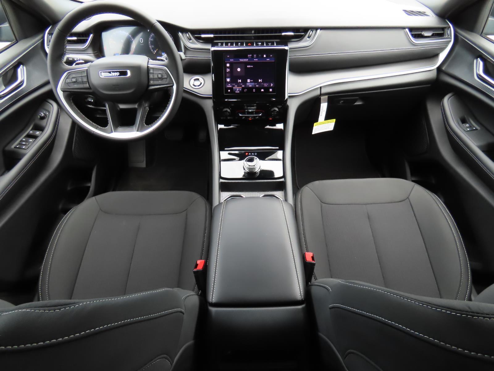 2025 Jeep Grand Cherokee Laredo photo 2