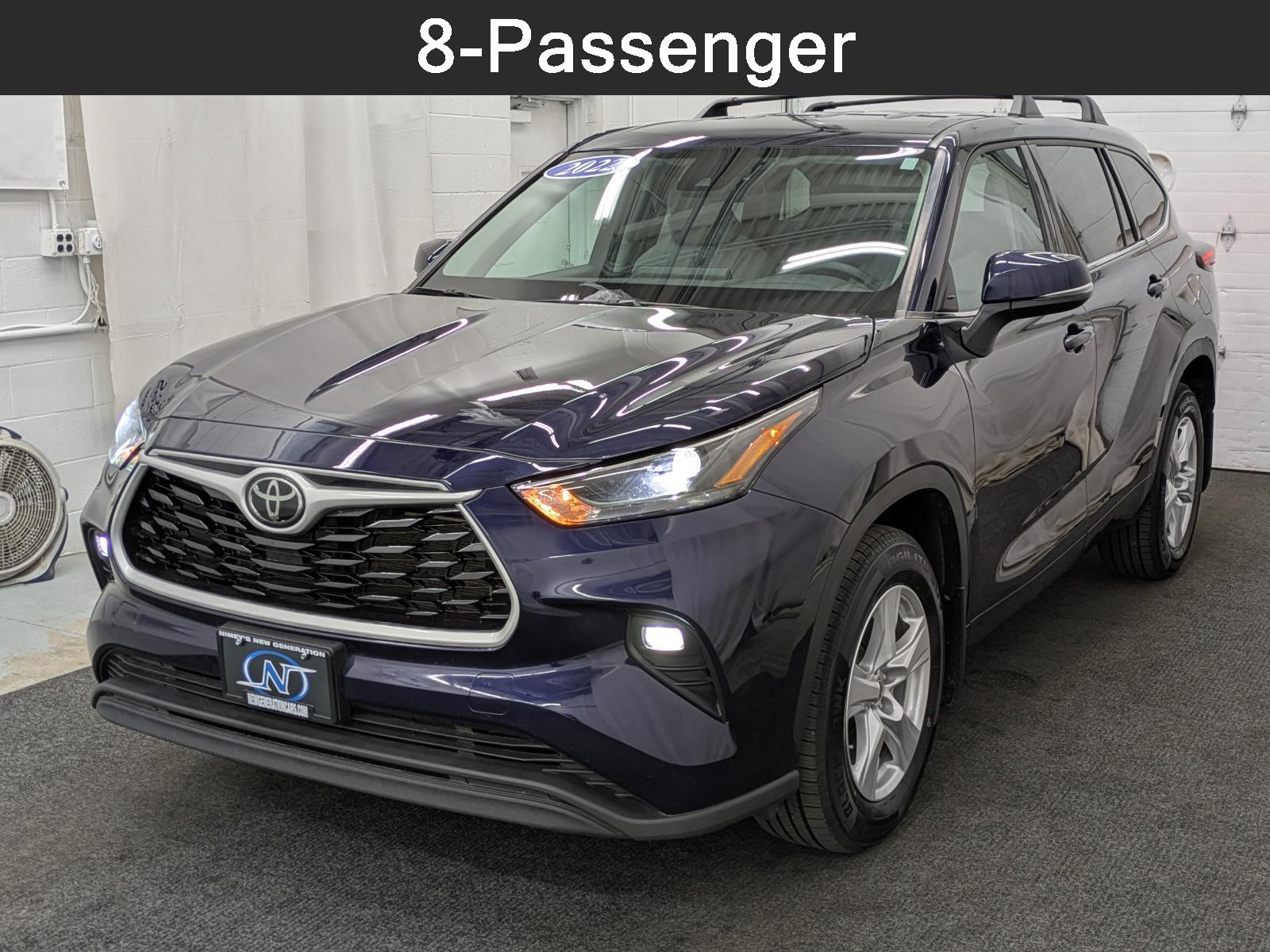2022 Toyota Highlander LE's photo