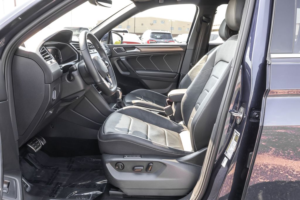 2023 Volkswagen Tiguan SEL R-Line Black photo 4