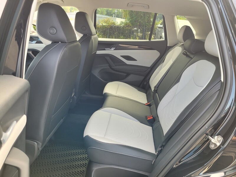 2025 Volkswagen Tiguan SE photo 4