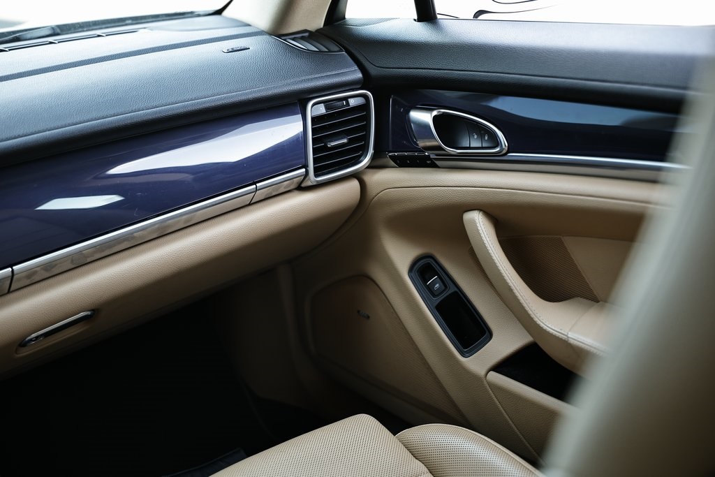 2015 Porsche Panamera Base photo 31