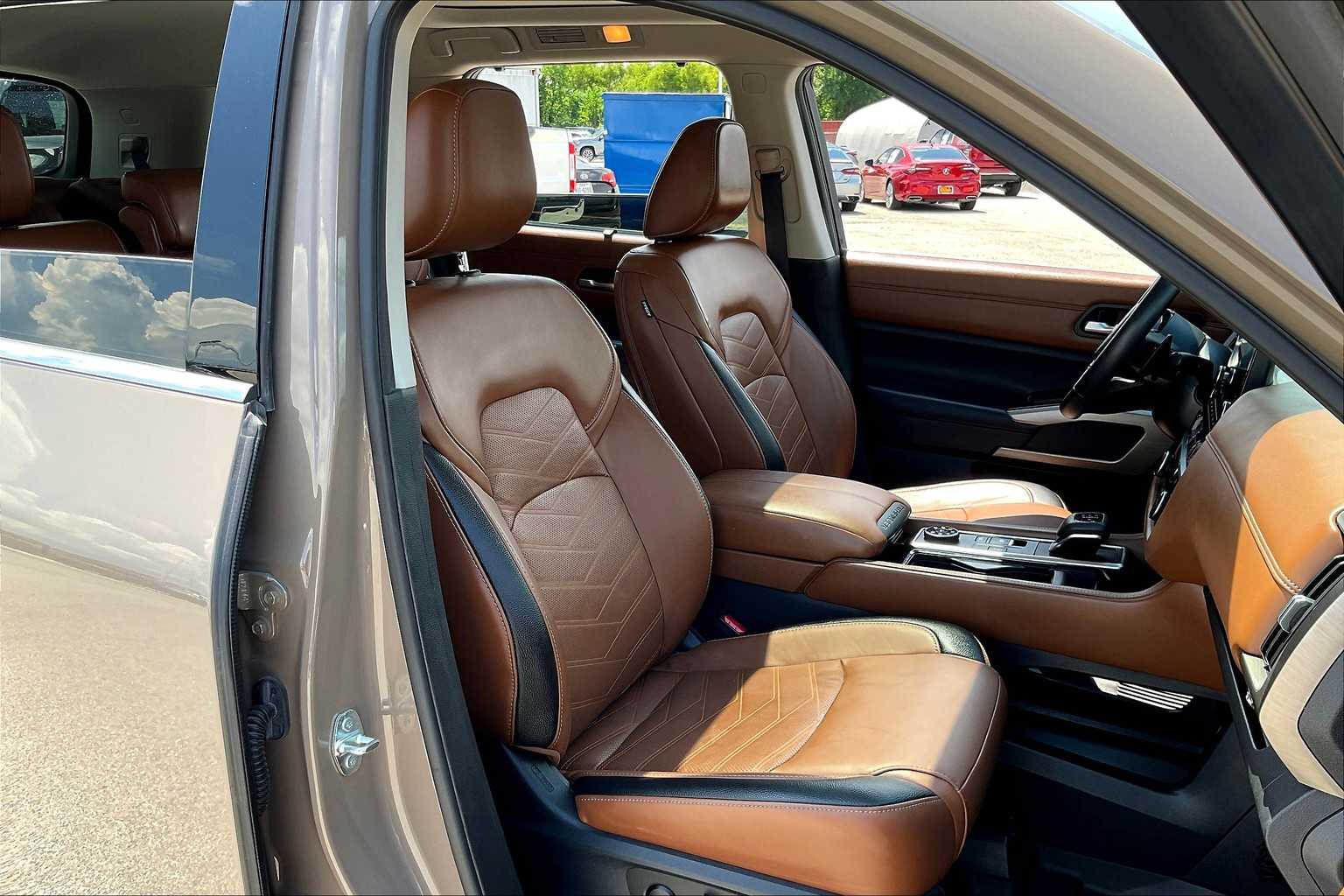 2023 Nissan Pathfinder Platinum photo 15