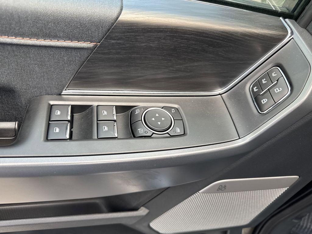 2025 Ford F-150 Lariat photo 17