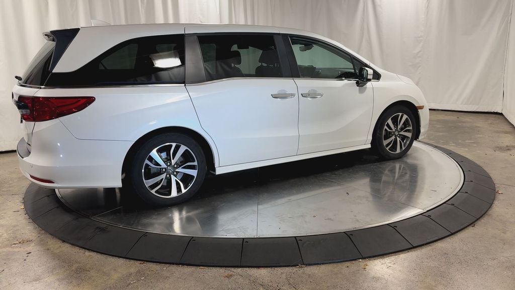 2023 Honda Odyssey Touring photo 2